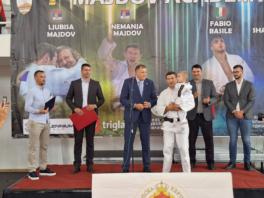 ИСТОЧНО САРАЈЕВО, 19. АВГУСТА /СРНА/ - Предсједник Републике Српске Милорад Додик данас је у Источном Сарајеву отворио трећи џудо камп "Мајдов академија", у организацији српског џудисте Немање Мајдова, на којем учествује више од 1.000 учесника из 23 земље са три континента.