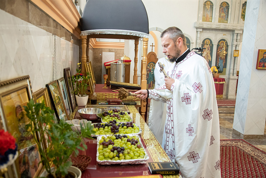 ПРЊАВОР, 19. АВГУСТА /СРНА/ - Поводом обиљежавања крсне славе града, служене литургије у Храму Светог великомученика Георгија у Прњавору и Спомен - храму на Вучијаку, гдје је свештенство служило парастос за 626 погинулих бораца у Одбрамбено-отаџбинском рату.