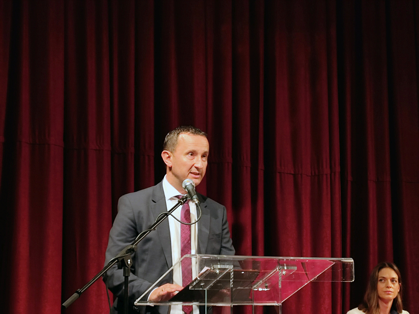 ТРЕБИЊЕ, 19. АВГУСТА /СРНА/ - Градоначелник Требиња Мирко Ћурић у обраћању присутнима данас током свечане сједнице Супштине града поводом славе града и Саборног храма - Светог Преображења Господњег.