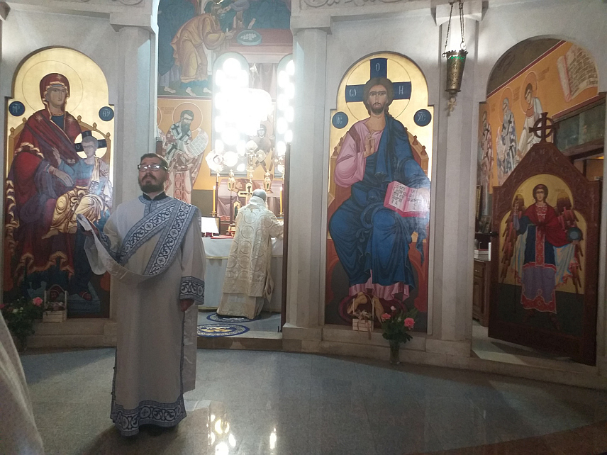 САРАЈЕВО, 19. АВГУСТА /СРНА/ - Његово високопреосвештенство митрополит дабробосански Хризостом служио је данас у Преображењској цркви у сарајевском насељу Пофалићи Свету литургију поводом крсне славе овог храма - Преображења Господњег.