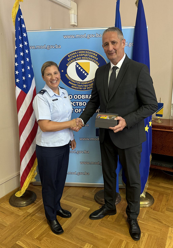 САРАЈЕВО, 19. АВГУСТА /СРНА/ - Замјеник министра одбране у Савјету министара Славен Галић на састанку у Сарајеву са бригадном генералом Еми Кремсер, која је предводила делегацију Националне гарде Мериленда.