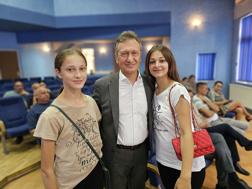 УГЉЕВИК, 19. АВГУСТА /СРНА/ - Начелник општине Угљевик Василије Перић и локална Борачка организација Угљевика данас су за 62 дјеце ратних војних инвалида до шесте категорије и незапослених демобилисаних бораца Војске Републике Српске прве категорије подијелили по 200 КМ за почетак школске године.