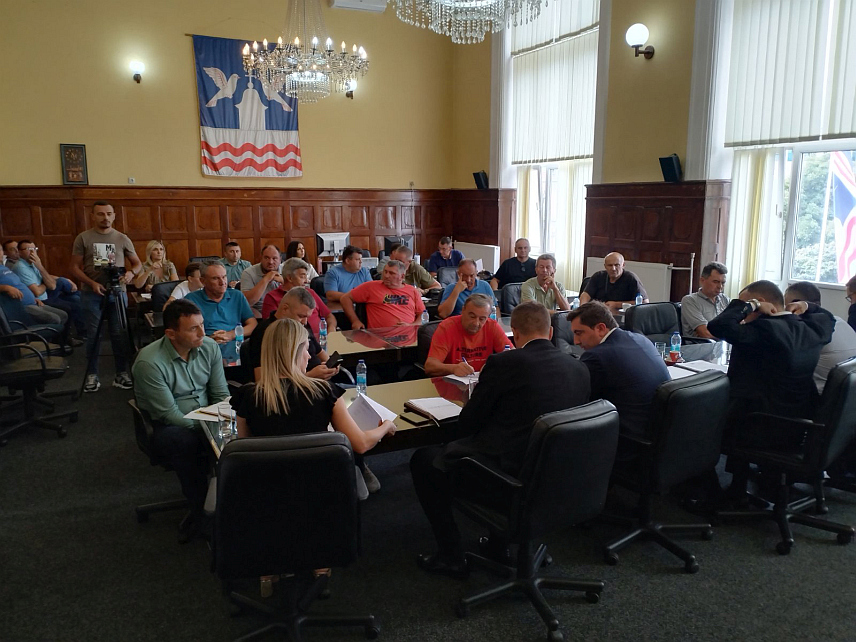 БИЈЕЉИНА, 19. АВГУСТА /СРНА/ - Помоћник министра за пољопривреду Саша Лалић на састанку са пољопривредницима у Бијељини.