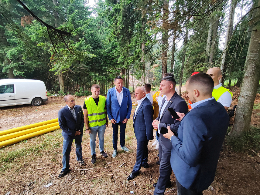 ЈАХОРИНА, 19. АВГУСТА /СРНА/ - Директор "Сарајево-гаса" Источно Сарајево Недељко Елек током обиласка гасификоване трасе на Јахорини са министром енергетике и рударства Републике Српске Петром Ђокићем.