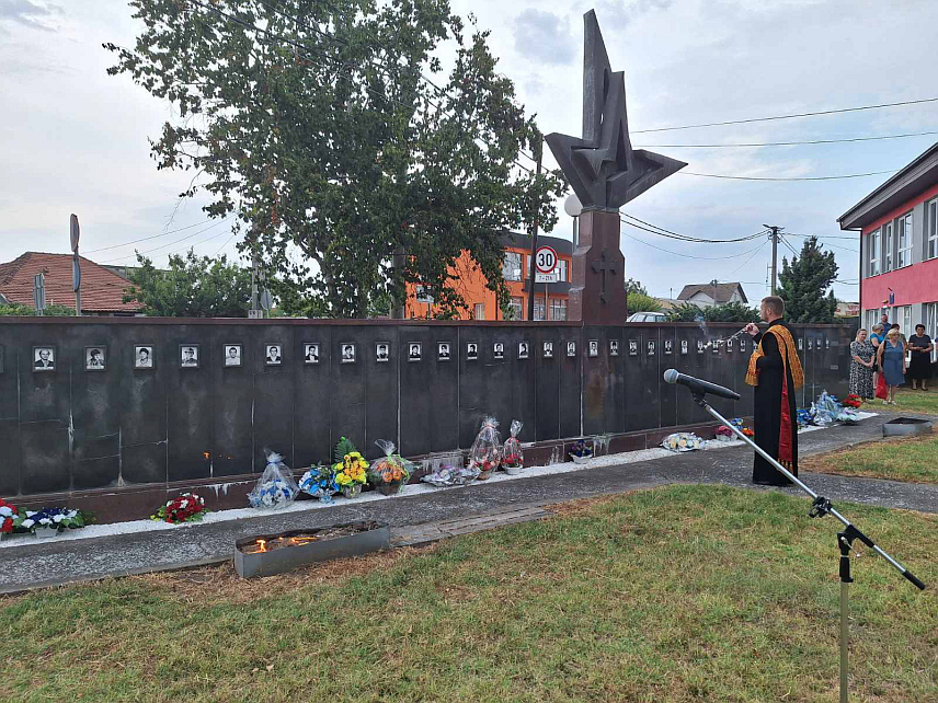 ШАМАЦ, 19. АВГУСTА /СРНА/ - Код централног спомен–обиљежја у Горњој Црквини код Шамца данас је служен парастос за 37 српских бораца и шест цивила из Горње и Доње Црквине који су погинули у Одбрамбено-отаџбинском рату.