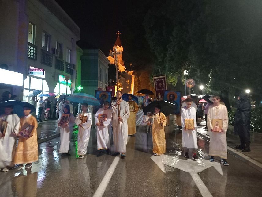 TРЕБИЊЕ, 19. АВГУСТА /СРНА/ - Улицама Требиња кренула је свечана литија поводом крсне славе града и Црквене општине Требиње - Преображења Господњег, у којој учествује и предсједник Републике Српске Милорад Додик.