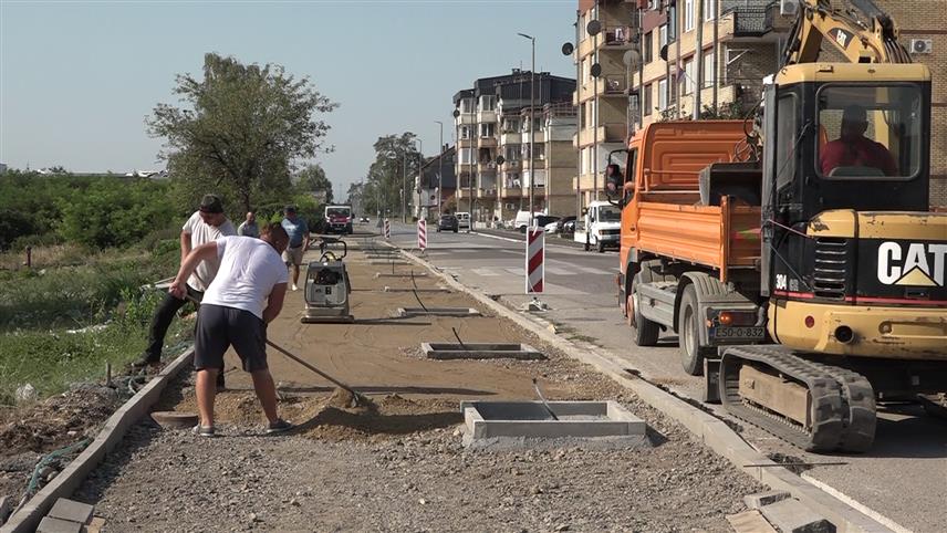 ШАМАЦ, 19. АВГУСTА /СРНА/ - У Шамцу је у току реконструкција тротоара са обје стране улице Цара Душана у дужини од 350 метара, укупне вриједности око 380.000 КМ.