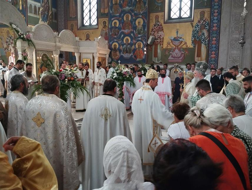 TРЕБИЊЕ, 18. АВГУСTА /СРНА/ - Њихова високопресвештенства митрополит црногорско-приморски Јоаникије, архиепископ мостарско-требињски и митрополит захумско-херцеговачки и стонско-приморски Димитрије и митрополит милешевски Атанасије служе јутрос Свету архијерејску литургију у Саборном храму Преображења Господњег у Tребињу, чиме је почела прослава славе града и тог храма - Преображења Господњег.