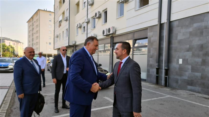 ДОБОЈ, 19. АВГУСТА /СРНА/ - Предсједник Републике Српске Милорад Додик стигао је у Градску управу Добој гдје се, поводом крсне славе града Преображења Господњег, састао са градоначелником Борисом Јеринићем.