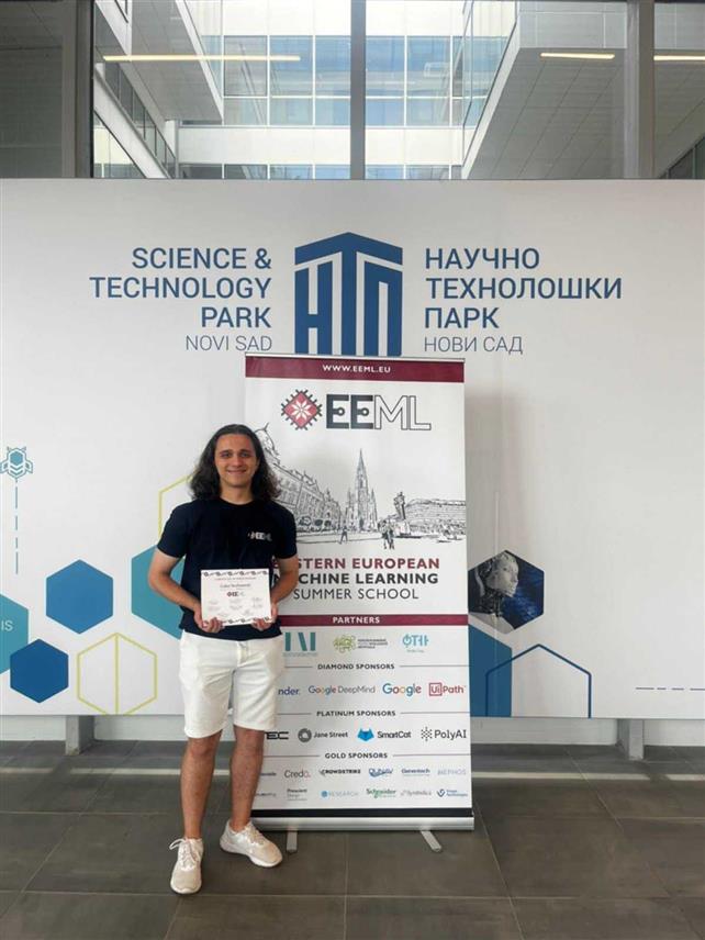 НОВИ ГРАД, 1. АВГУСТА /СРНА/ - Лука Недимовић из Новог Града, који је академско школовање наставио на два факултета - Рачунарском у Београду и Природно-математичком у Новом Саду, уз просјек 10.00 похађао је и љетну Источноевропску школу машинског учења у Новом Саду, те нашао запослење.