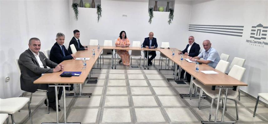 ТРЕБИЊЕ, 1. АВГУСТА /СРНА/ - Директор Полиције Републике Српске Синиша Кострешевић разговарао је данас у Требињу са руководиоцима полицијских агенција у БиХ.