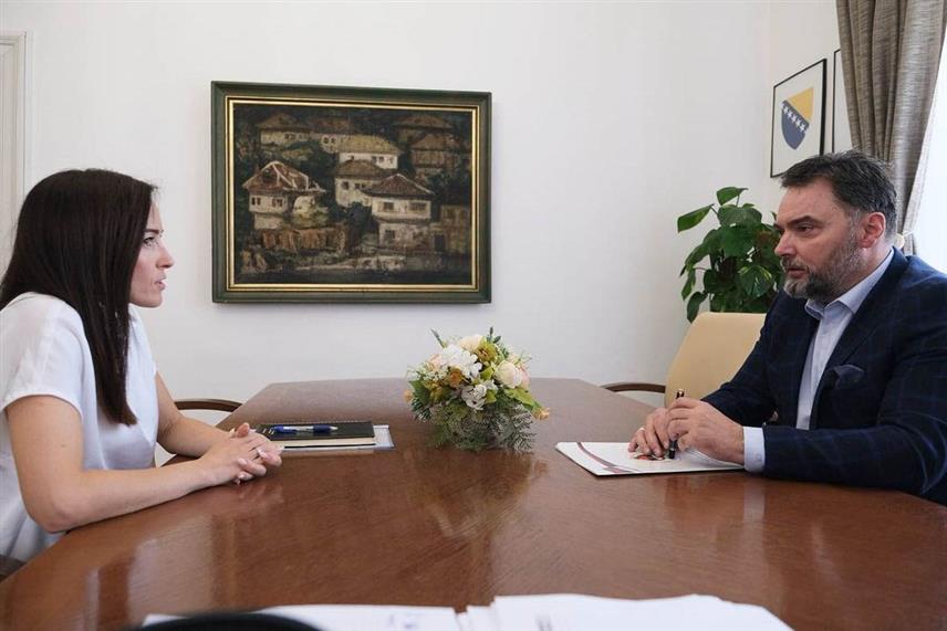 САРАЈЕВО, 1. АВГУСТА /СРНА/ - Замјеник предсједавајуће Савјета министара Сташа Кошарац рекао је да је очигледно да се против директора Института за метрологију БиХ Милице Ристовић Крстић води организована политичко-медијска хајка, јер настоји да стане у крај манипулацијама и злоупотребама код мјерења гледаности.