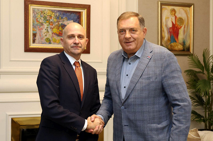 БАЊАЛУКА, 1. АВГУСТА /СРНА/ - Предсједник Републике Српске Милорад Додик разговарао је данас са мађарским амбасадором у БиХ Кристијаном Пошом.