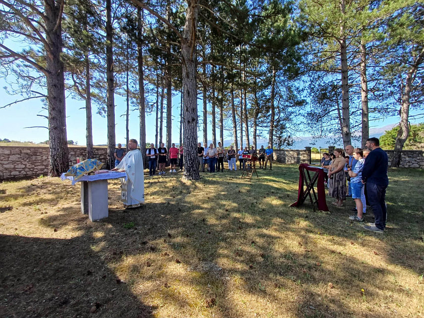 ЛИВНО, 1. АВГУСТА /СРНА/ - На спомен-гробљу на Барјаку у селу Челебић код Ливна данас је служена литургија за Србе из овог и околних села које су побиле хрватске усташе у љето 1941. године.