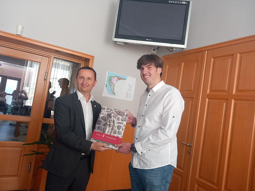 ТРЕБИЊЕ, 1. АВГУСТА /СРНА/ - Градоначелник Требиња Мирко Ћурић угостио је у Градској управи глумца Јована Јовановића, поријеклом из овог града, са којим је разговарао о могућностима снимање неког остварења у граду на Требишњици.