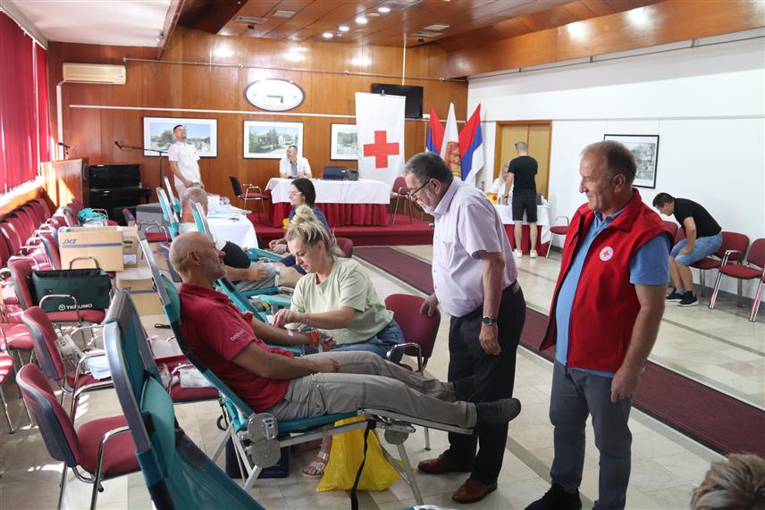 ДЕРВЕНТА, 1. АВГУСТА /СРНА/ - У другој овогодишњој акцији добровољног давања крви у Дервенти прикупљена је 71 доза ове драгоцјене течност, а у знак захвалности за несебичну хуманост показану кроз давање крви уручена је и плакета Дарку Васелићу.