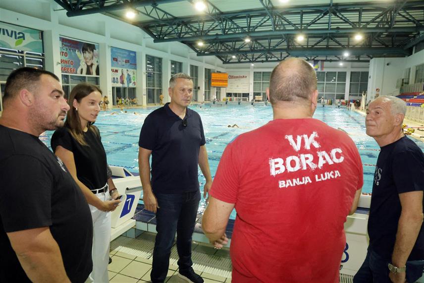 БАЊАЛУКА, 1. АВГУСТА /СРНА/ - Предсједник Градског одбора Социјалистичке партије Српске /СПС/ у Бањалуци Саша Глигорић посјетио Ватерполо клуб "Борац" како би пружио подршку развоју спорта и упознао се са изазовима са којима се суочава овај угледни спортски колектив.