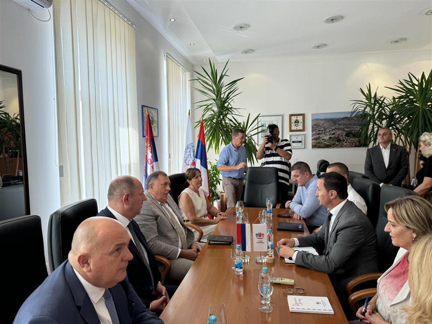 ТРЕБИЊЕ, 20.АВГУСТА /СРНА/ - Предсједник Републике Српске Милорад Додик данас у требињској Градској управи гдје је разговарао са градоначелником Мирком Ћурићем.