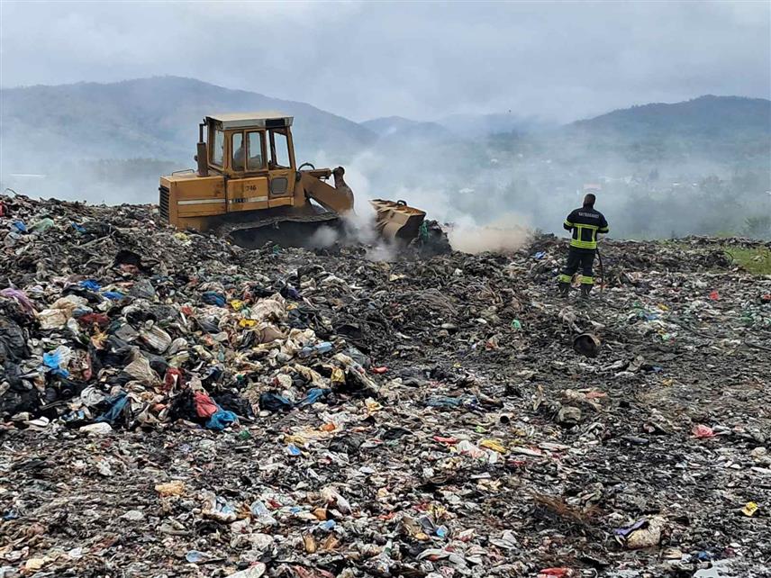 КОТОР ВАРОШ, 20. АВГУСТА /СРНА/ – На депонији у Дуратовцима у општини Котор Варош, која данима гори, почела је акција прекопавања и натапања ужарене масе како би се зауставило ширење густог дима који је ризичан за здравље становника.