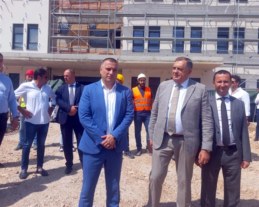 ТРЕБИЊЕ, 20. АВГУСТА /СРНА/ - Предсједник Републике Српске посјетио је данас локацију градње нове болнице у Tребињу.