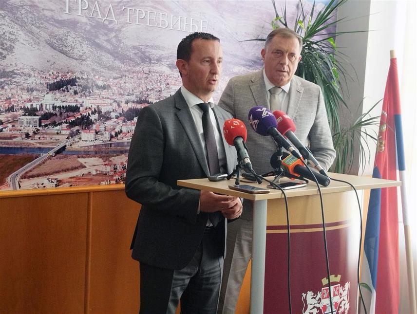 TРЕБИЊЕ, 20. АВГУСTА /СРНА/ - Градоначелник Требиња Мирко Ћурић и предсједник Републике Српске Милорад Додик на конференцији за новинаре данас у Требињу након састанка у Градској управи.