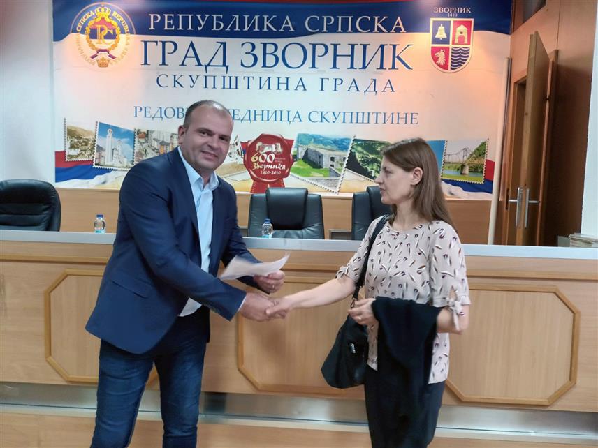 ЗВОРНИК, 20. АВГУСТА /СРНА/ - Градоначелник Зворника Бојан Ивановић потписао је данас уговоре вриједности 235.000 КМ о суфинансирању запошљавања радника са 30 послодаваца, који ће запослити 47 нових радника.