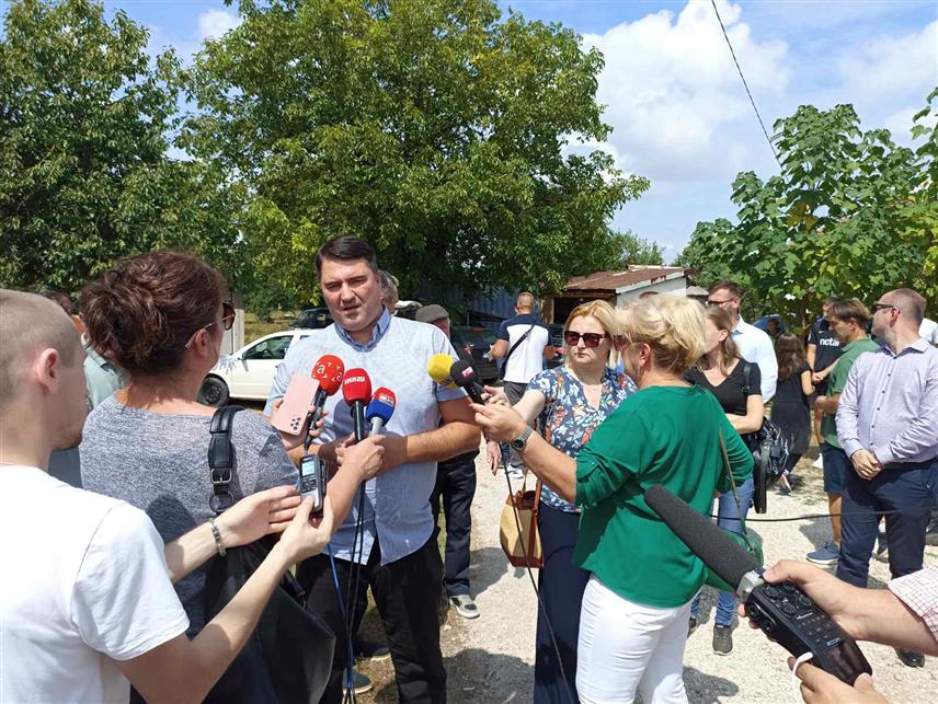 ИСТОЧНА ИЛИЏА, 20. АВГУСТА /СРНА/ - Посланик СНСД-а у Представничком дому Парламентарне скупштине БиХ Мирослав Вујичић у обраћању новинарима данас на протесту грађана у Улици Василија Грђића у Источној Илиџи.