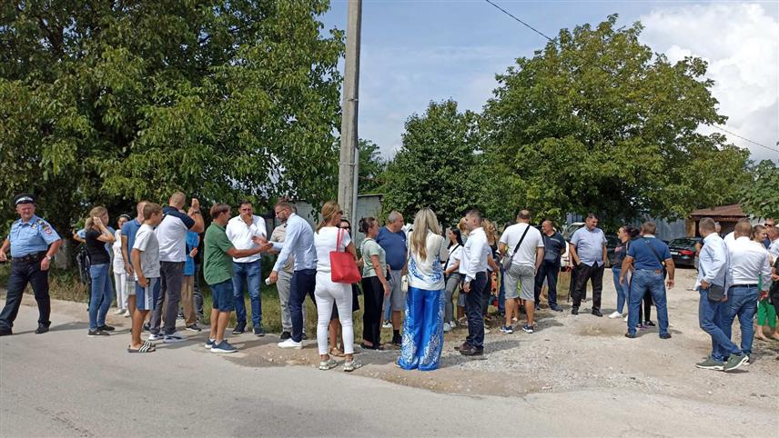 ИСТОЧНО САРАЈЕВО, 20. АВГУСТА /СРНА/ - Становници Улице Василија Грђића у општини Источна Илиџа, која ће бити блокирана због проширења Међународног аеродрома Сарајево, протестовали су данас како би изразили незадовољство и од надлежних затражили изградњу алтернативног пута.