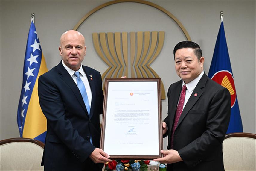 САРАЈЕВО, 20. АВГУСТА /СРНА/ - Амбасадор БиХ у Индонезији Армин Лимо предао је данас у Џакарти акредитиве главном секретару Савеза држава Југоисточне Азије /АСЕАН/ Као Ким Хоурну.