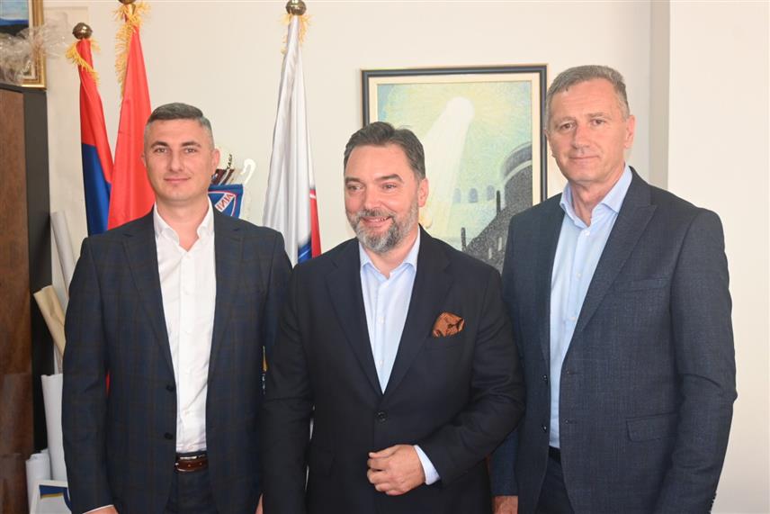 ПАЛЕ, 20. АВГУСТА /СРНА/ - Замјеник предсједавајуће Савјета министара Сташа Кошарац на састанку са начелником општине Пале Бошком Југовићем и послаником у Народној скупштини Републике Српске Дамјаном Шкипином.