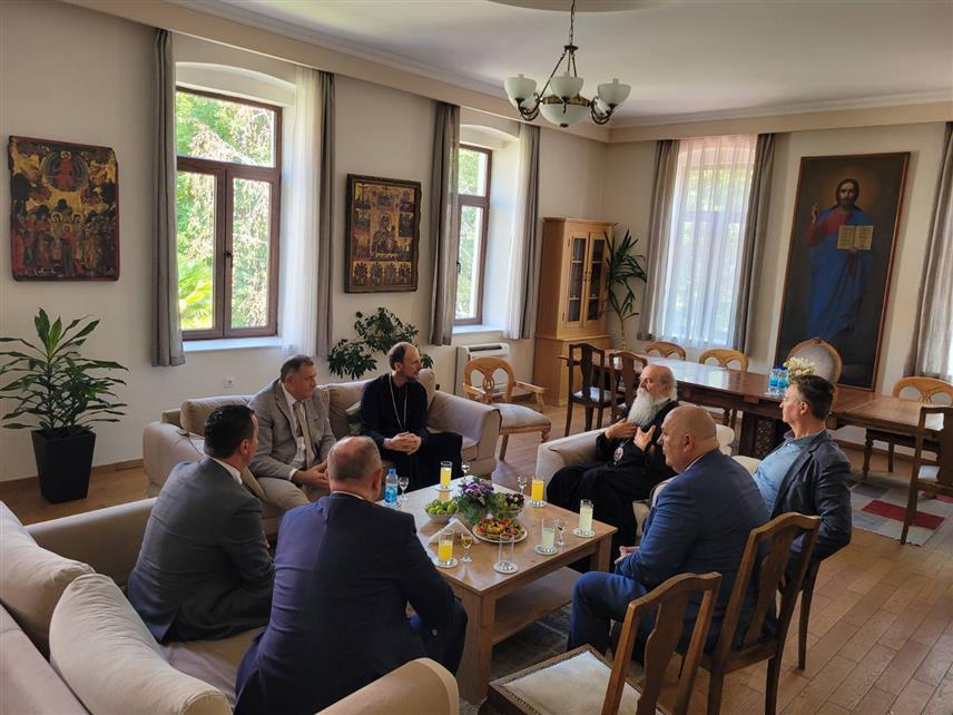 ТРЕБИЊЕ, 20. АВГУСТА /СРНА/ - Предсједник Републике Српске Милорад Додик, градоначелник Требиња Мирко Ћурић и директор "Електропривреде" Републике Српске Лука Петровић разговарали су данас са Његовим високопреосвештенством митрополитом захумско-херцеговачким и приморским Димитријем и Његовим високопреосвештенством митрополитом рашко-призренским Теодосијем.
