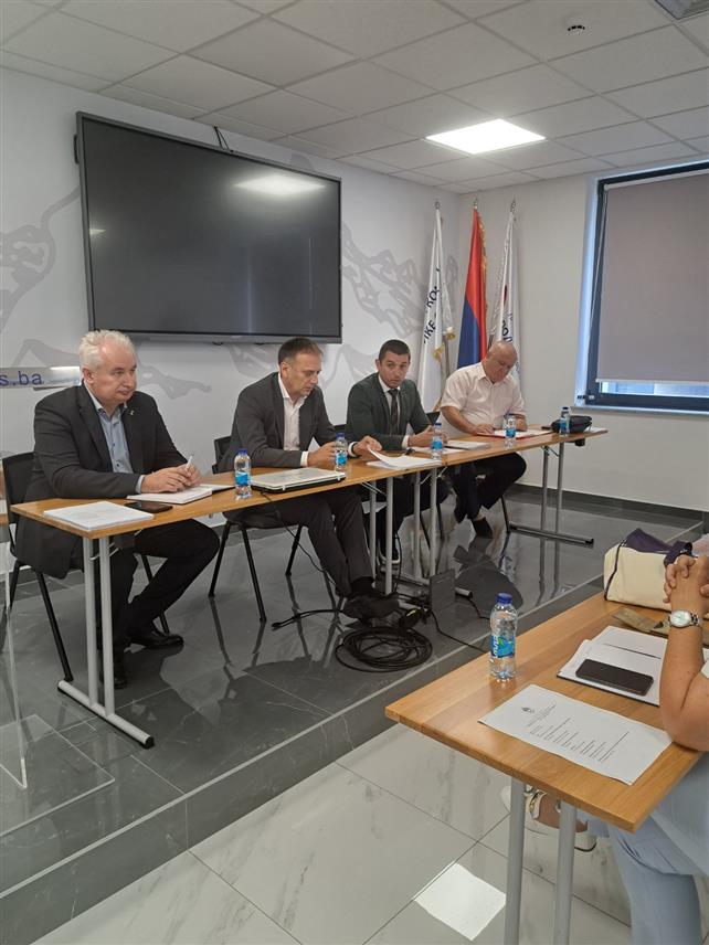 БАЊАЛУКА, 20. АВГУСТА /СРНА/ - Министар трговине и туризма Републике Српске Денис Шулић на данашњем састанку у Бањалуци са представницима туристичке привреде Републике Српске у вези са учешћем Српске на сајамским манифестација у иностранству и представљањем туристичке понуде Српске у међународним оквирима.