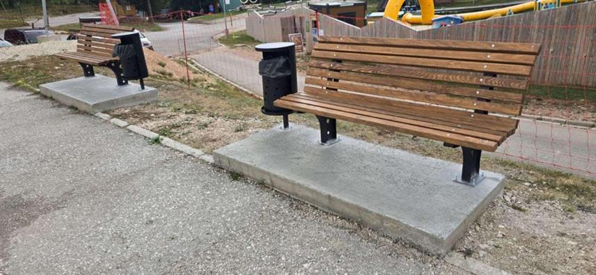 ИСТОЧНО САРАЈЕВО, 20. АВГУСТА /СРНА/ - Град Источно Сарајево, у сарадњи са Олимпијским центром /ОЦ/ "Јахорина", обезбиједио је 15 клупа за одмор са исто толико канти за отпатке, које ће уљепшати амбијент на планини током љетне туристичке сезоне.