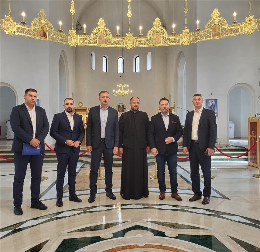 ПАЛЕ, 20. АВГУСТА/СРНА/ - Замјеник предсједавајуће Савјета министара Сташа Кошарац и руководство општине Пале током посјете Храму Сабора Светог архангела Гаврила на Палама.