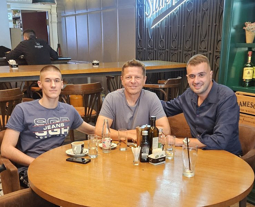 БИЈЕЉИНА, 20. АВГУСТА /СРНА/ - Предузетник из Бијељине Владимир Сарић обезбиједио је стипендију за младог кошаркаша Страхињу Росуљаша који наступа за Клуб кошаркаша у колицима "Бијељина".