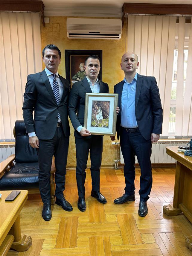 БЕОГРАД, 20. АВГУСТА /СРНА/ - Министар без портфеља задужен са координацију активности и мjера у области односа са дијаспором Ђорђе Милићевић састао се данас у Подрогици са потредсједником Владе Црне Горе за инфрастуктуру и локални развој Милуном Зоговићем и послаником у Скупштини Црне Горе Миланом Кнежевићем.