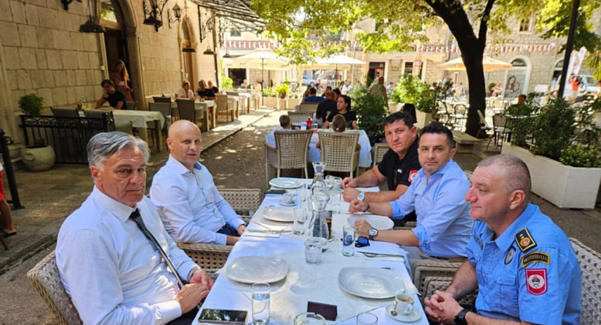 БАЊАЛУКА, 21. АВГУСТА /СРНА/ - Министар унутрашњих послова Републике Српске Синиша Каран и директор Полиције Српске Синиша Кострешевић разговарали су данас у Требињу са директором Хеликоптерског сервиса Српске Бобаном Кустурићем о стању пожаришта у Херцеговини.