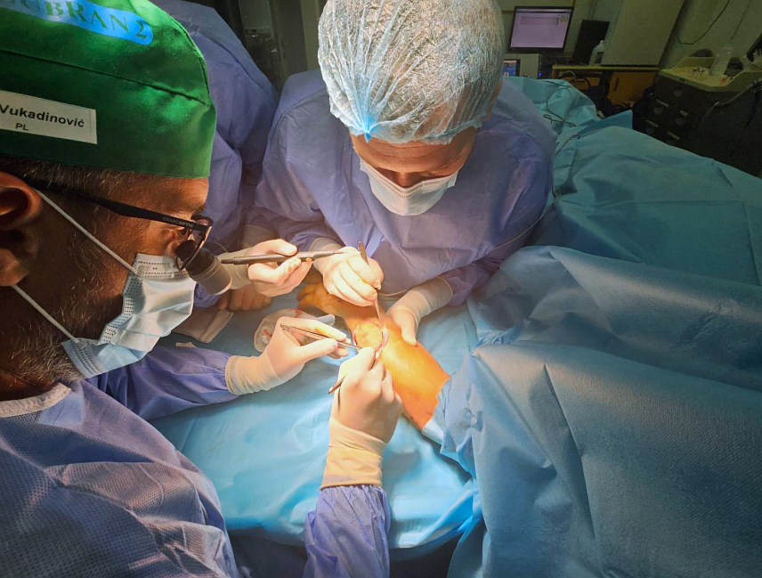 БАЊАЛУКА, 21. АВГУСТА /СРНА/ - Хируршки тим Клинике за пластично-реконструктивну хирургију први пут је у Универзитетском клиничком центру Републике Српске /УКЦ/ у Бањалуци урадио сложени оперативни захват реконструкције дефекта коже након мутилантне трауме шаке.