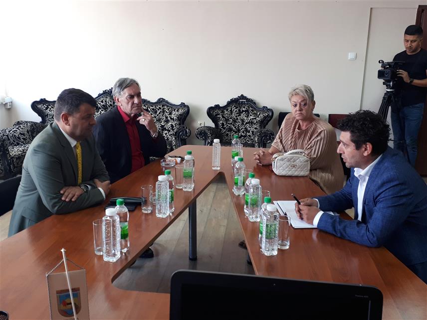 КОСТАЈНИЦА, 21. АВГУСТА /СРНА/ - Министар за људска права и избјеглице у Савјету министара Севлид Хуртић рекао је да је са начелником општине Костајница Николом Јањетовићем данас договорио да та општина направи квалитетне пројекте за учешће на јавним позивима Министарству за људска права и избјеглице и да учествује у њиховом финансирању.