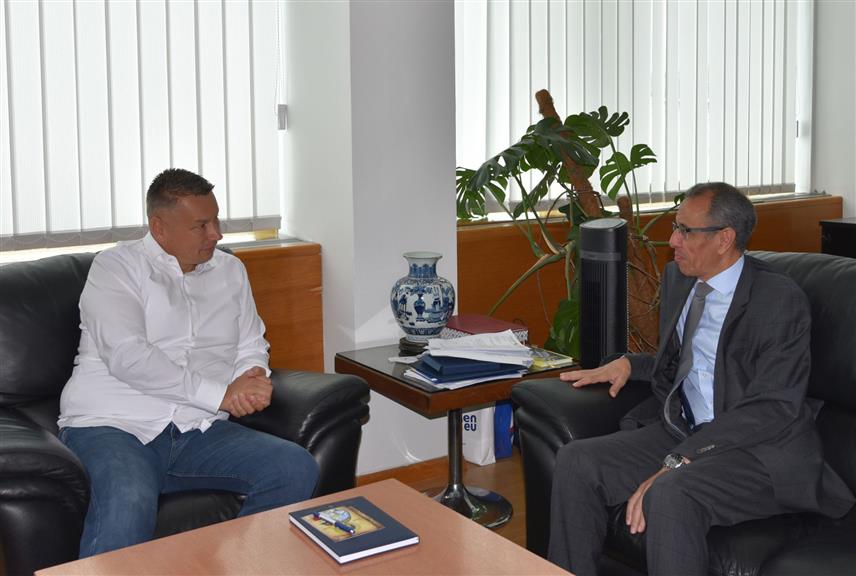 САРАЈЕВО, 21. АВГУСТА /СРНА/ - Министар безбједности у Савјету министара Ненад Нешић примио је данас у Сарајеву у опроштајну посјету египатског амбасадора у БиХ Јасера Сорура.