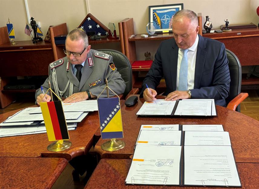 САРАЈЕВО, 21. АВГУСТА /СРНА/ - Министар одбране у Савјету министара Зукан Хелез и досадашњи војни изасланик Савезне Републике Њемачке у БиХ пуковник Франц Јозеф Нолте данас су у Сарајеву потписали анексе Техничког споразума на основу кога Влада Њемачке додјељује 1.569.000 евра као нову финансијску помоћ за инфраструктурне радове на више локaција Оружаних снага /ОС/ БиХ.