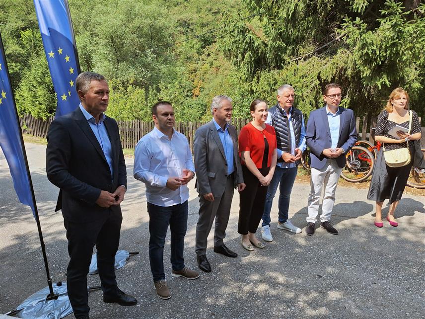 САРАЈЕВО, 21. АВГУСТА /СРНА/ - Шеф Делегације ЕУ у БиХ Јохан Сатлер, градоначелници Источног Сарајева Љубиша Ћосић и Сарајева Бењамина Карић данас су у Сарајеву присуствовали почетку радова на изградњи бициклистичке стазе Пале-Сарајево, за коју је ЕУ издвојила 2.300.000 евра.