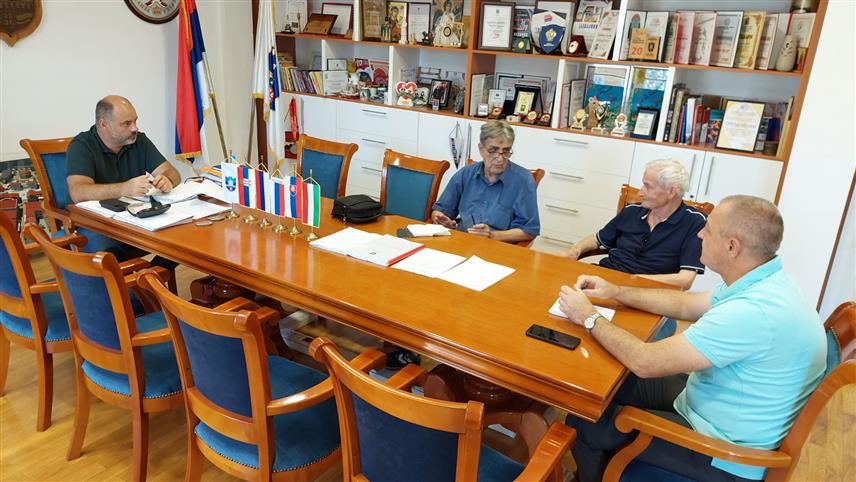 ВИШЕГРАД, 21. АВГУСТА /СРНА/ - Дружење пензионера у Вишеградској бањи биће одржано у суботу, 7. септембра, под покровитељством општине Вишеград, договорено је на данашњем састанку представника општинског Удружења пензионера и начелника ове општине Младена Ђуревића.