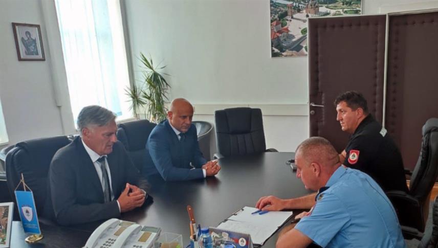 ТРЕБИЊЕ, 21. АВГУСТА /СРНА/ - Министар унутрашњих послова Републике Српске Синиша Каран и директор Полиције Српске Синиша Кострешевић посјетили су данас Полицијску управу Требиње и Јединицу жандармерије, те похвалили све припаднике ове управе на њиховој професионалној и брзој реакцији приликом рјешавања кризне ситуације у мјесту Зови До.