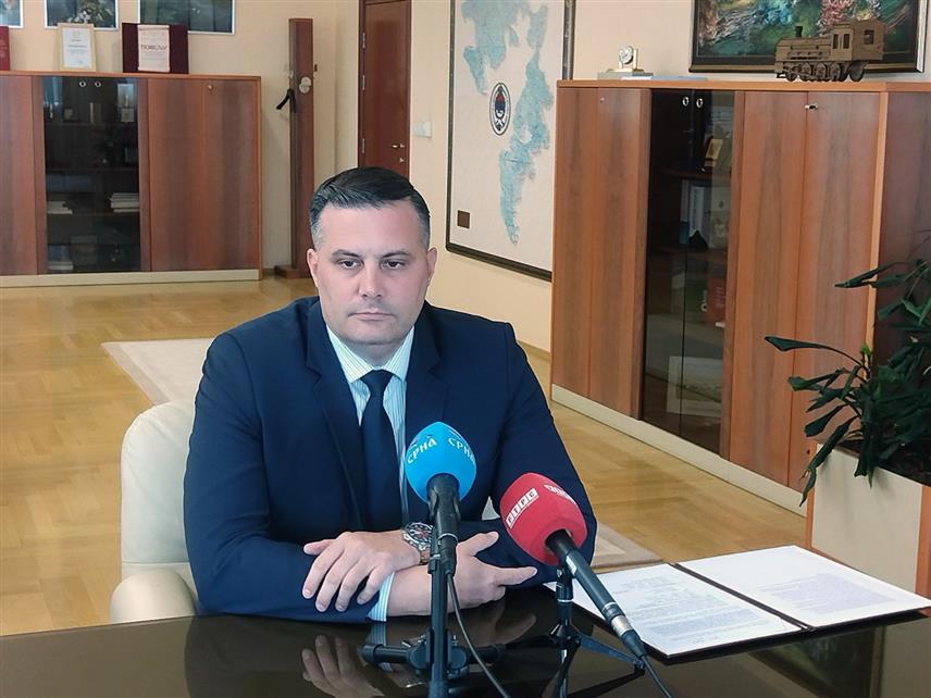 БАЊАЛУКА, 21. АВГУСТА /СРНА/ - Министар за просторно уређење, грађевинарство и екологију Републике Српске Бојан Випотник изјавио је након састанка са представницима општине и Рафинерије уља Модрича да је постигнута сагласност да се заједно крене у дефинитивно рјешавање гудрона и гудронске јаме на подручју те општине.