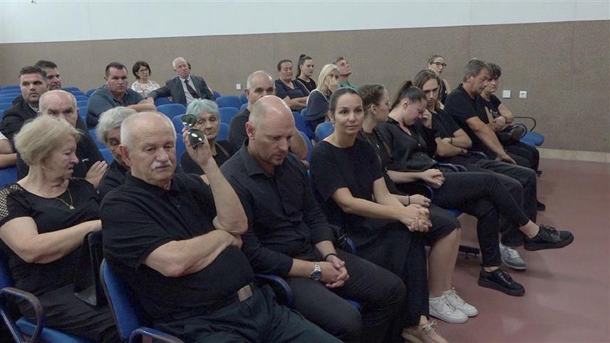 ПРЊАВОР, 21. АВГУСТА /СРНА/ - На градском гробљу у Прњавору данас је сахрањена дугогодишњи директор Телевизије "К3" из Прњавора Душанка Дакић, a сахрани је претходила комеморација одржана у Центру за културу и туризам на којој су се од Дакићеве опростили родбина, пријатељи, сарадници и суграђани.