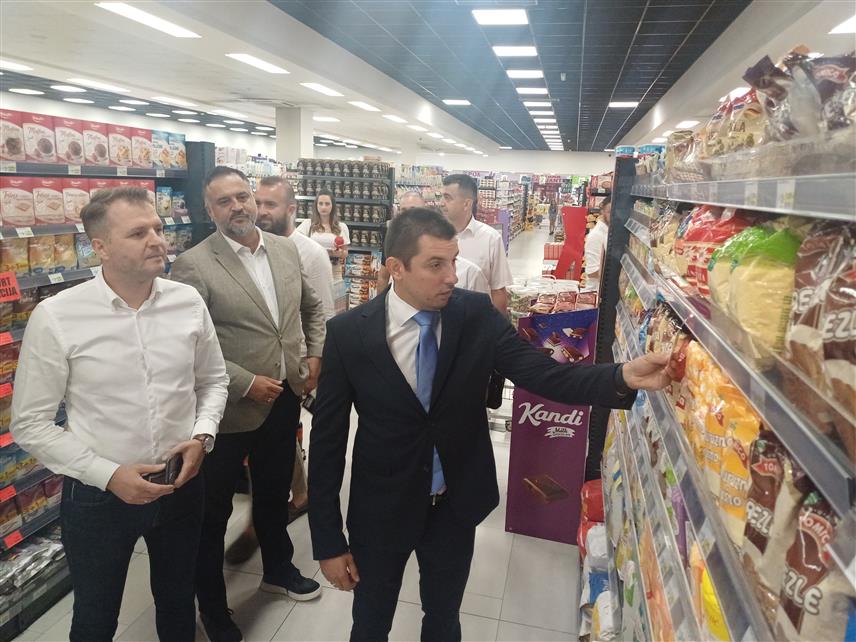 ДЕРВЕНТА, 21. АВГУСТА /СРНА/- Министар трговине и туризма Владе Републике Српске Денис Шулић је данас посјетио маркет "Хипер корт" у Дервенти, гдје је са управом овог привредног субјекта разговарао о реализацији кампање "Друштвено одговорни".