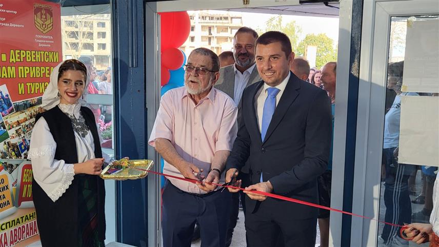 ДЕРВЕНТА, 21. АВГУСТА /СРНА/ - Министар трговине и туризма Владе Републике Српске Денис Шулић је са градоначелником Дервенте Милорадом Симићем свечано отворио 18. Дервентски сајам привреде и туризма.