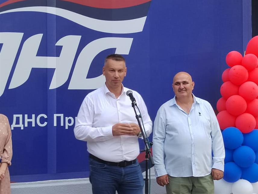 ПРИЈЕДОР, 21. АВГУСТА /СРНА/ - Предсједник ДНС-а Ненад Нешић у обраћању новинарима у Приједору гдје је вечерас присустовао отварању нових просторија странке.