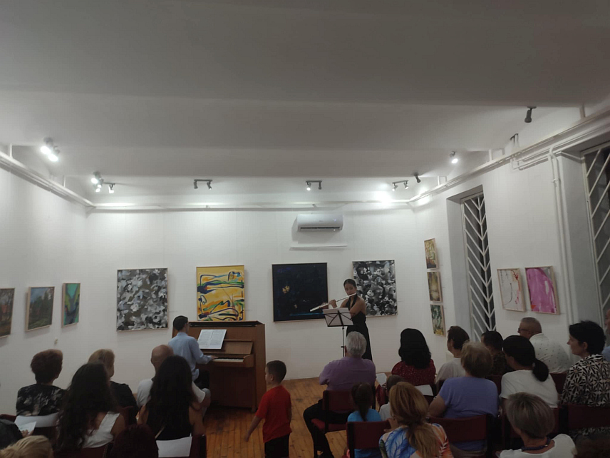 НОВИ ГРАД, 21. АВГУСТА /СРНА/ - Млади пијаниста Никола Ђоројевић из Новог Града, који је завршио другу годину студија на престижном државном Конзерваторијуму "Чајковски" у Москви просјеком пет, одржао је вечерас први солистички концерт у родном граду.